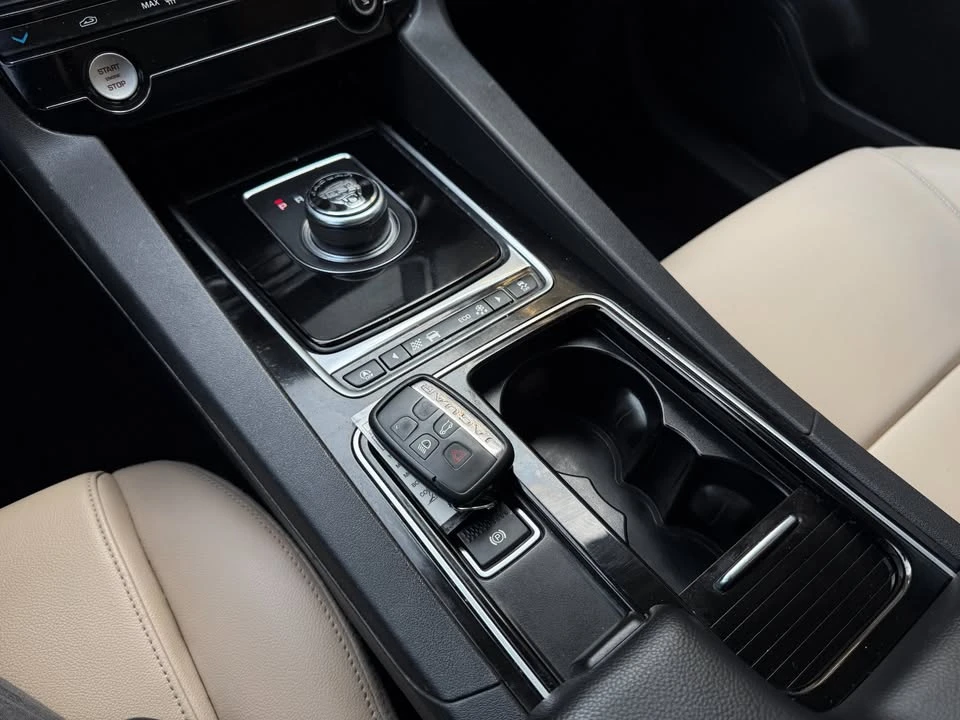 2019 Jaguar F-Pace - Image 17 of 20