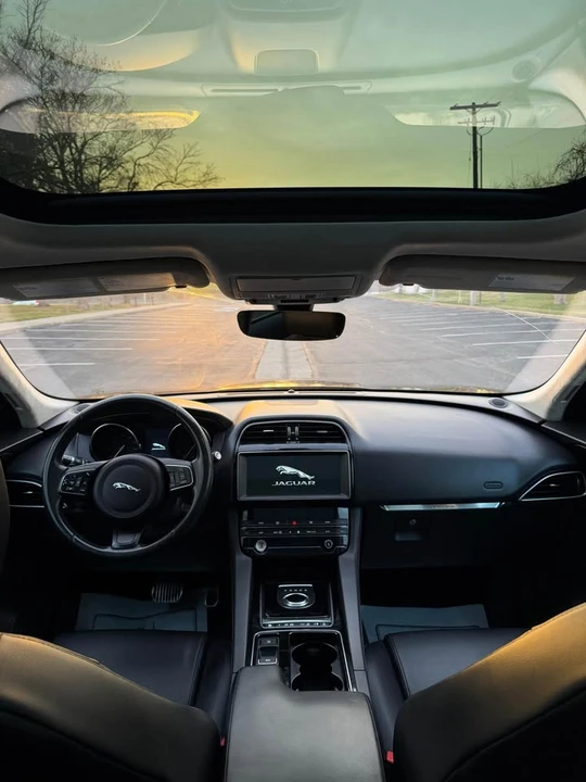 2019 Jaguar F-Pace - Image 10 of 13