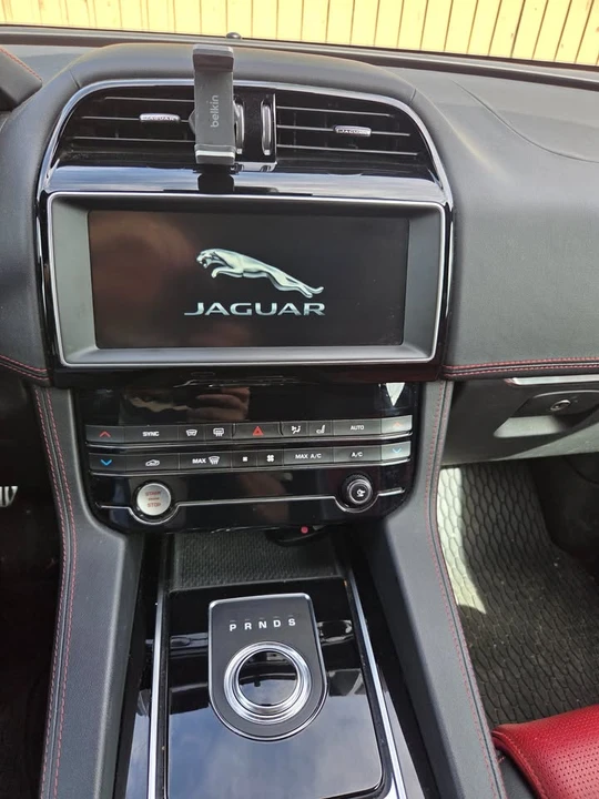 2019 Jaguar F-Pace - Image 9 of 14