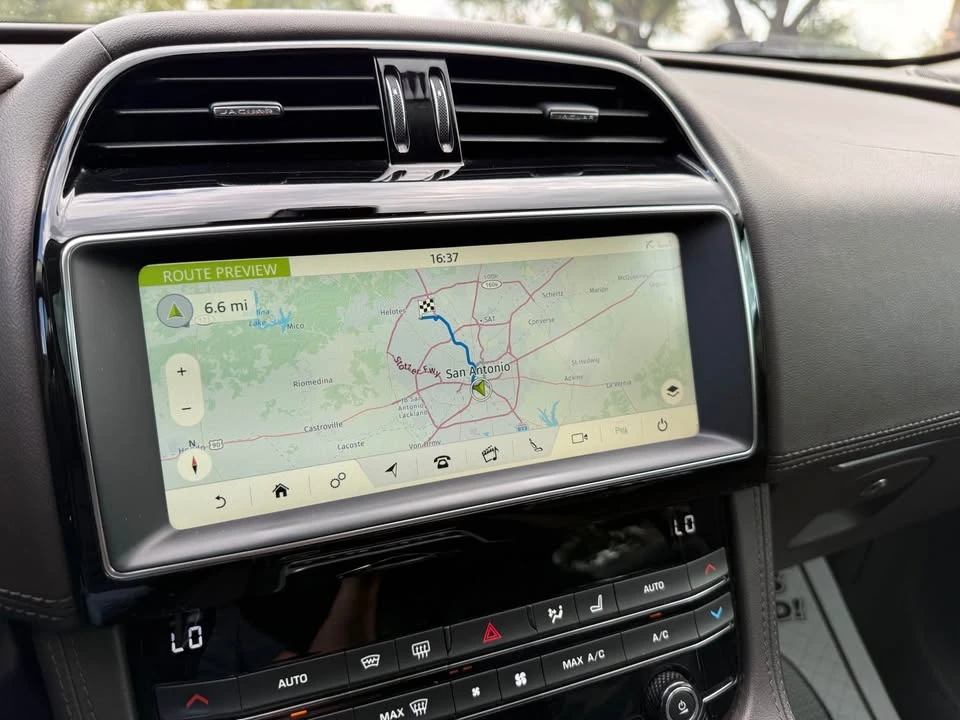 2019 Jaguar F-Pace - Image 17 of 19