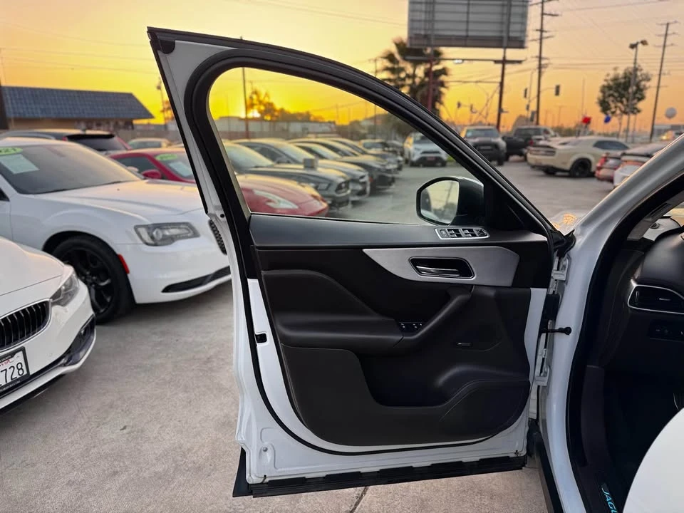 2019 Jaguar F-Pace - Image 9 of 20