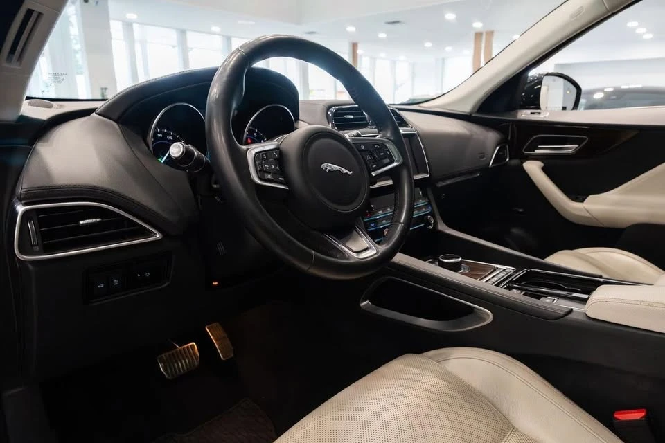 2019 Jaguar F-Pace - Image 8 of 10