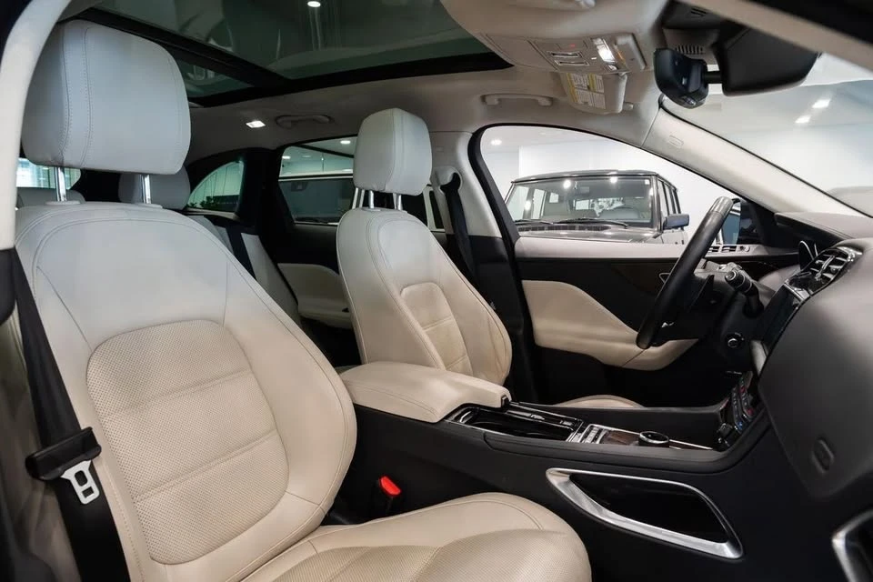 2019 Jaguar F-Pace - Image 9 of 10