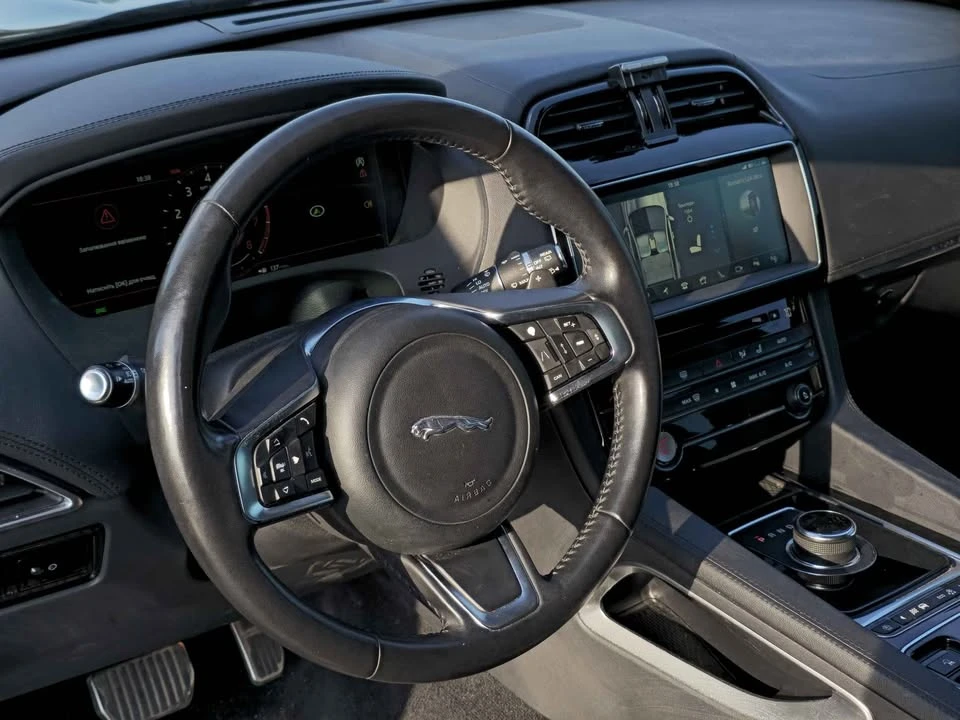 2019 Jaguar F-Pace - Image 9 of 15