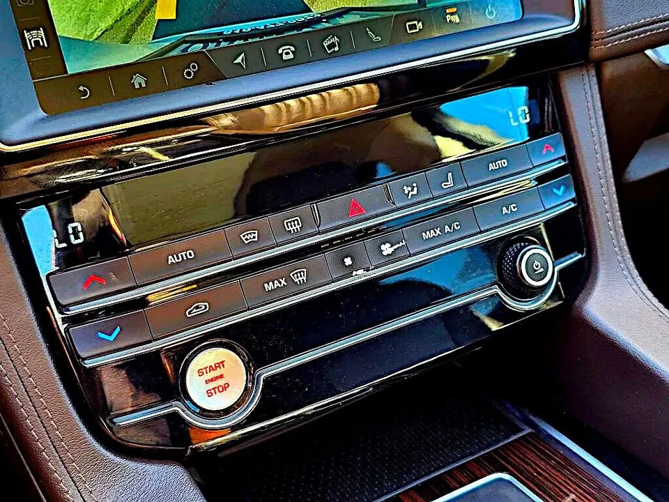 2019 Jaguar F-Pace - Image 16 of 20