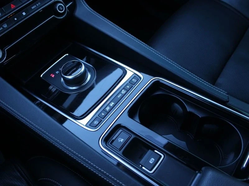 2019 Jaguar F-Pace - Image 17 of 20