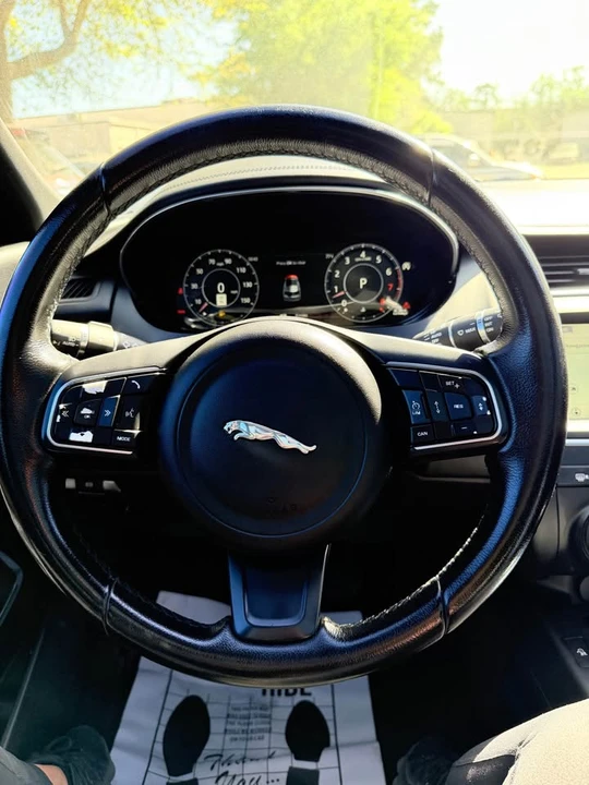 2019 Jaguar F-Pace - Image 9 of 15