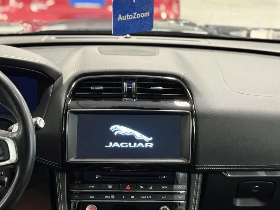 2019 Jaguar F-Pace - Image 15 of 17