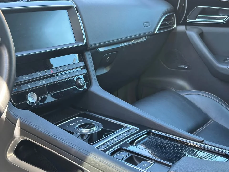 2019 Jaguar F-Pace - Image 9 of 17
