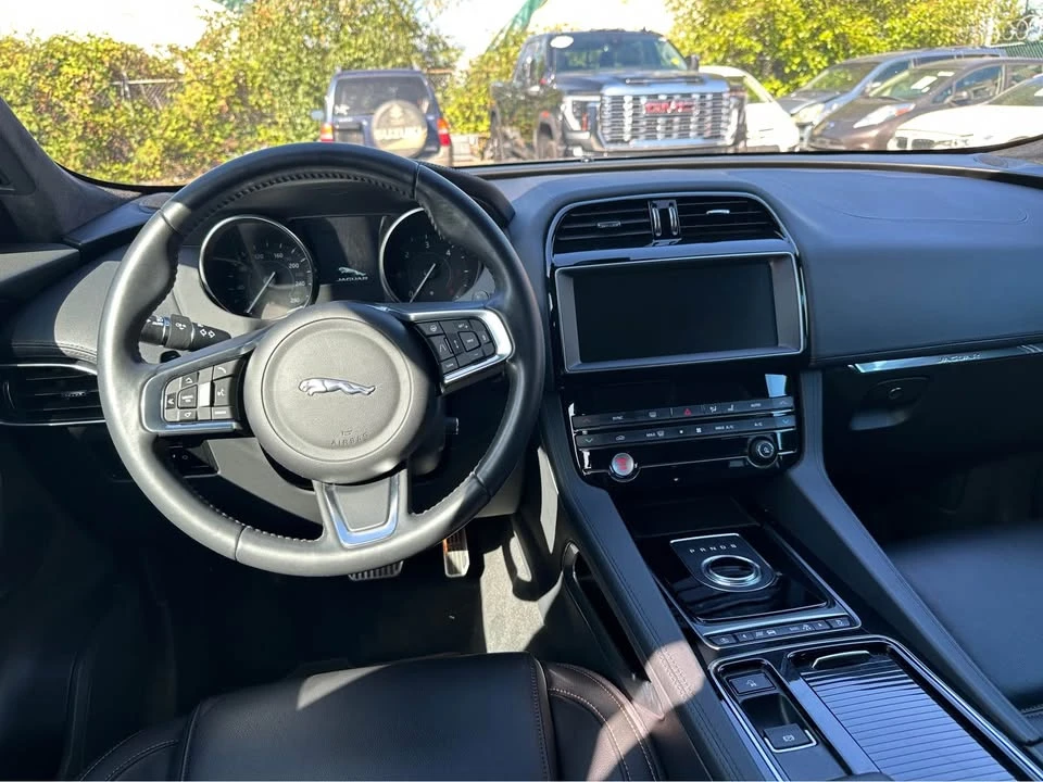 2019 Jaguar F-Pace - Image 10 of 17