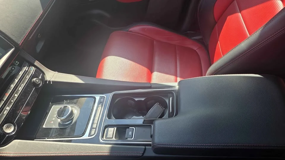 2019 Jaguar F-Pace - Image 8 of 13