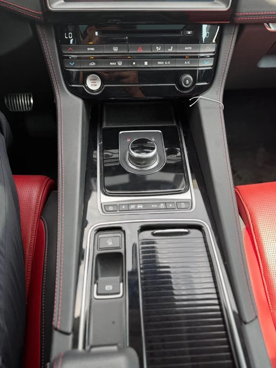 2019 Jaguar F-Pace - Image 15 of 19