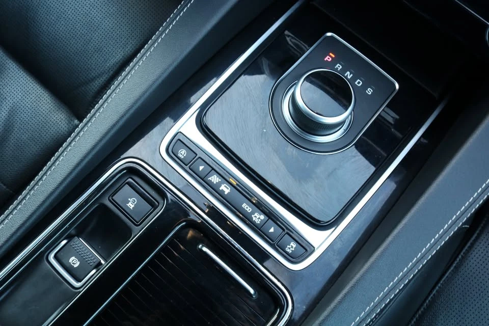 2019 Jaguar F-Pace - Image 10 of 17