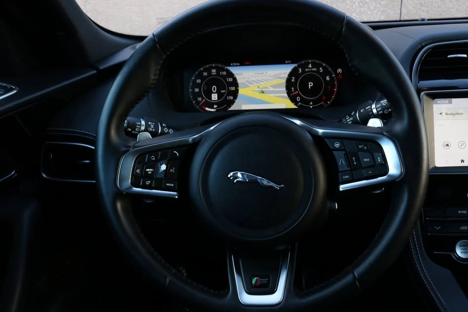 2019 Jaguar F-Pace - Image 8 of 17