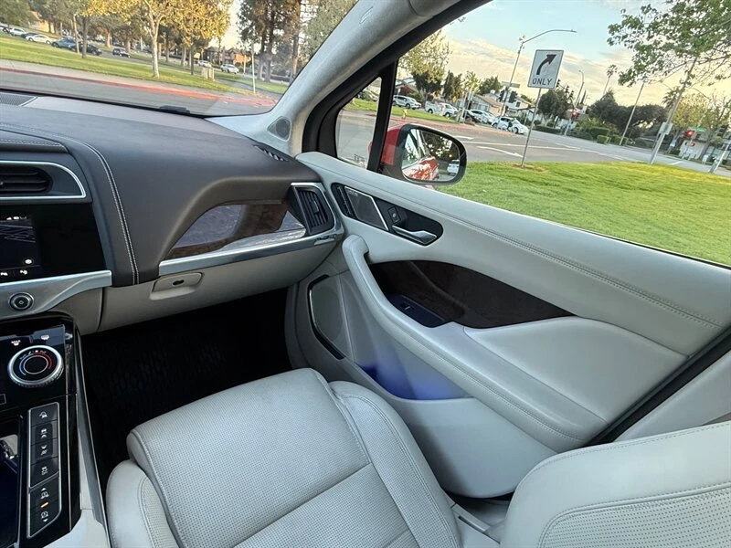2019 Jaguar I-Pace - Image 7 of 16