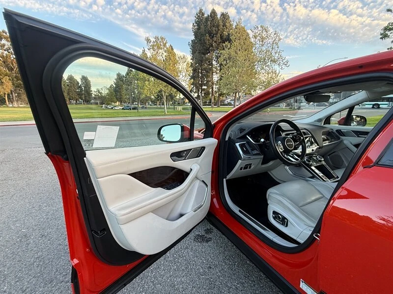 2019 Jaguar I-Pace - Image 15 of 16