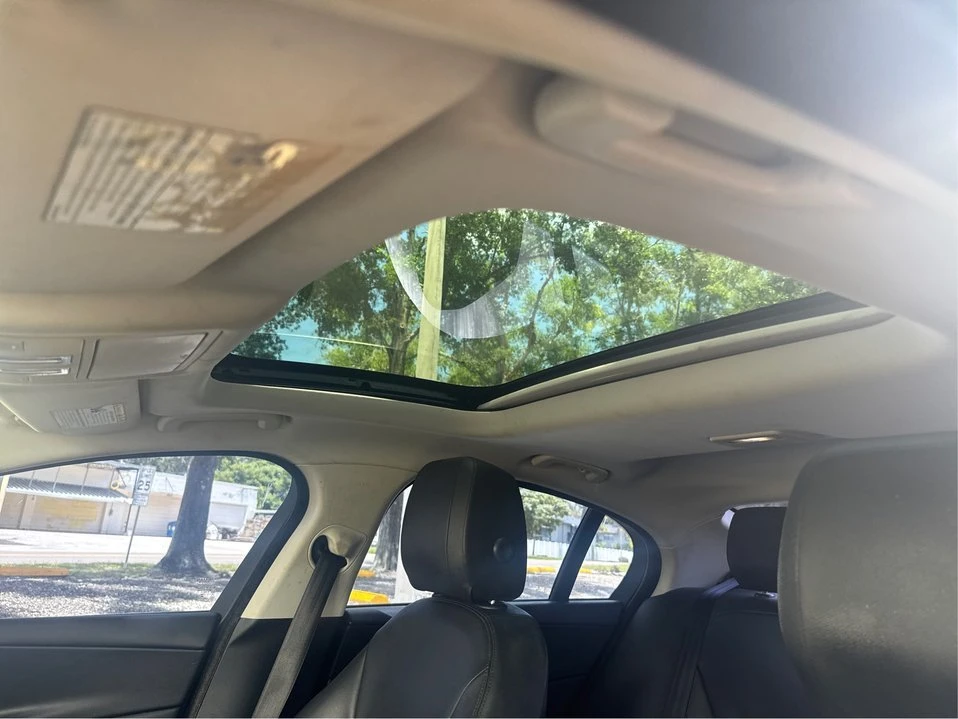 2019 Jaguar XE - Image 11 of 19