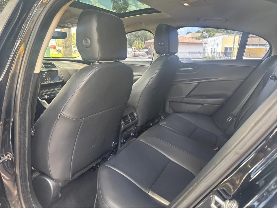 2019 Jaguar XE - Image 9 of 19