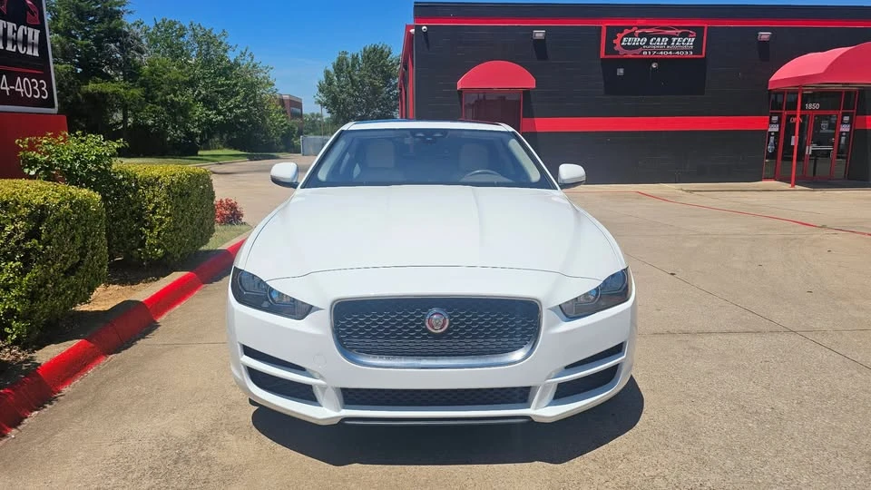 2019 Jaguar XE - Image 5 of 20