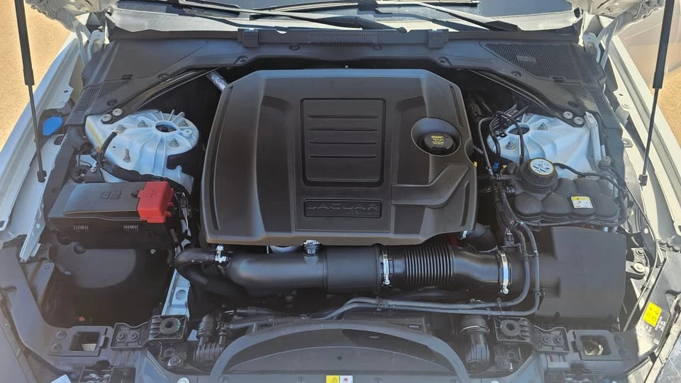 2019 Jaguar XE - Image 17 of 20