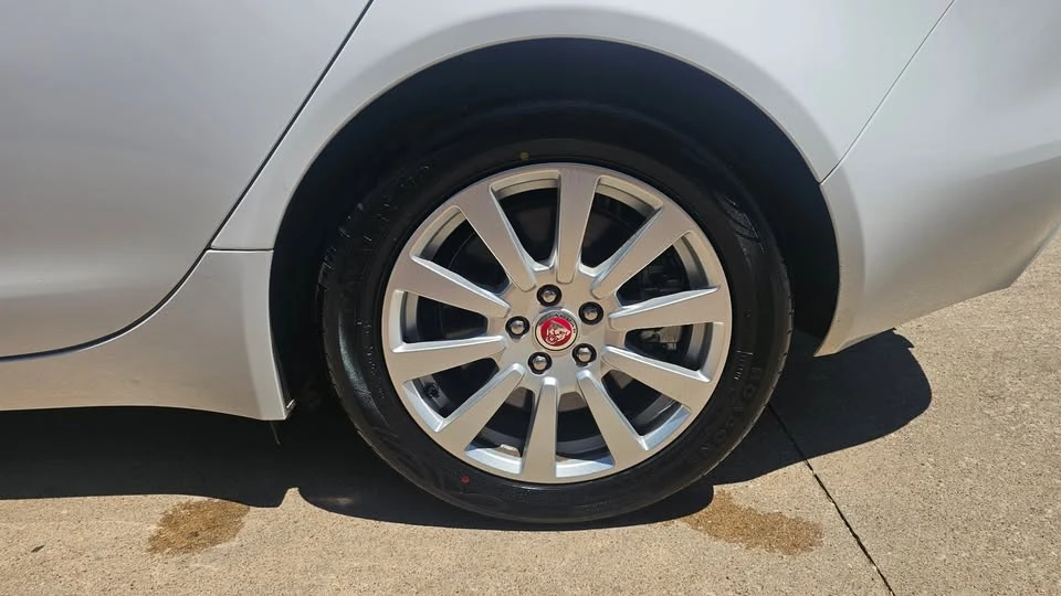 2019 Jaguar XE - Image 14 of 20
