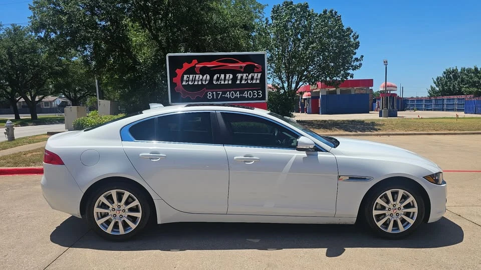 2019 Jaguar XE - Image 7 of 20