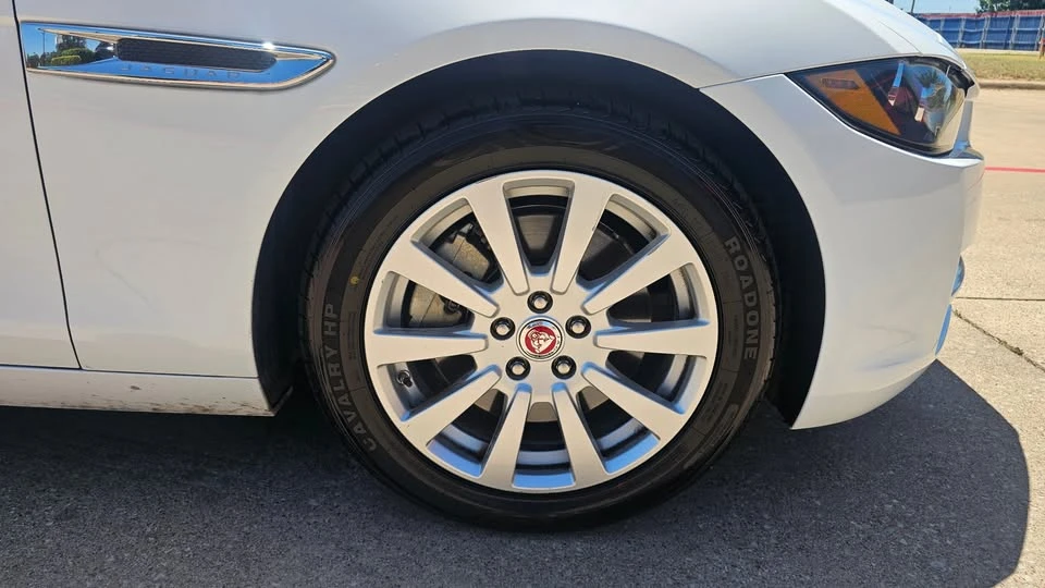 2019 Jaguar XE - Image 16 of 20