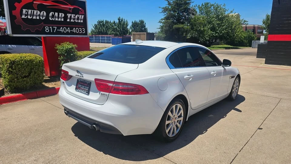 2019 Jaguar XE - Image 8 of 20