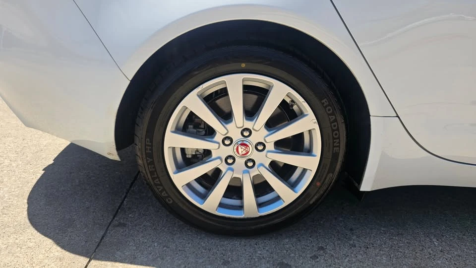 2019 Jaguar XE - Image 15 of 20