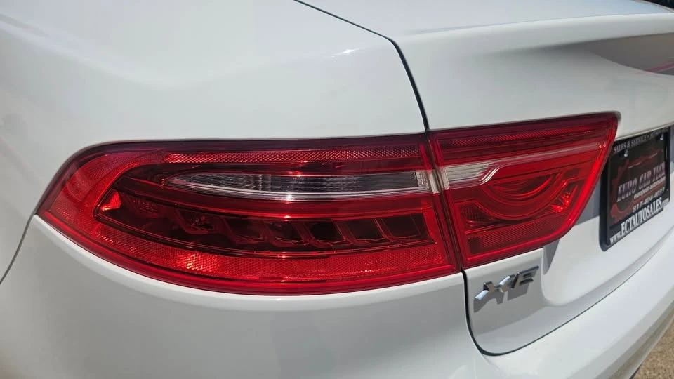 2019 Jaguar XE - Image 10 of 20