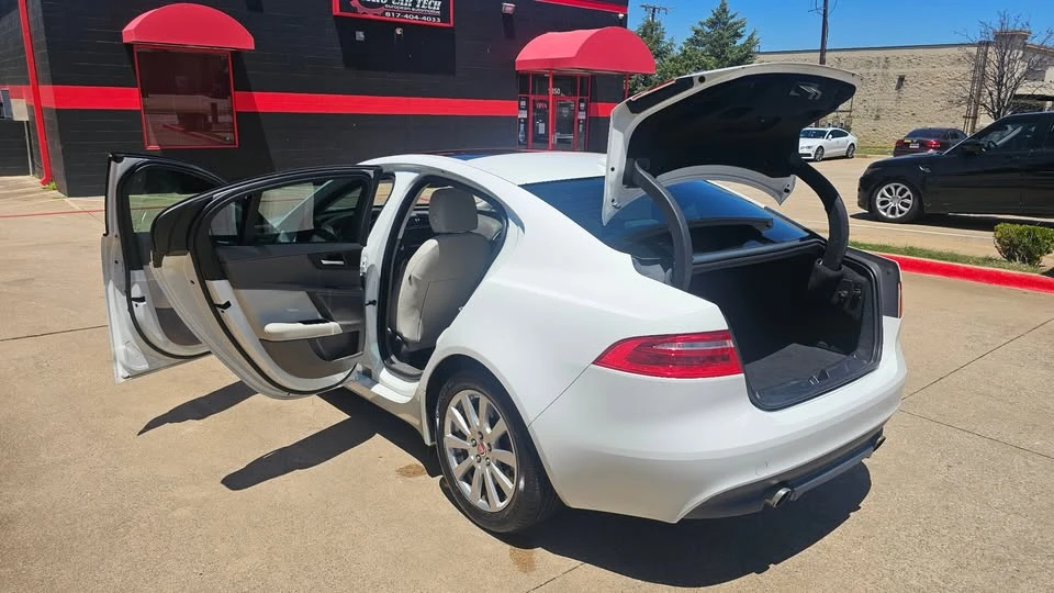 2019 Jaguar XE - Image 18 of 20