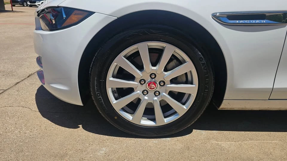2019 Jaguar XE - Image 13 of 20