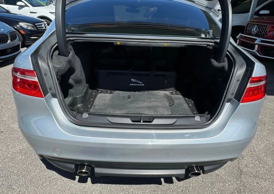 2019 Jaguar XE - Image 6 of 6