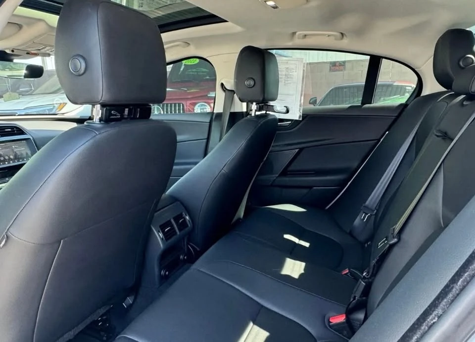 2019 Jaguar XE - Image 4 of 6