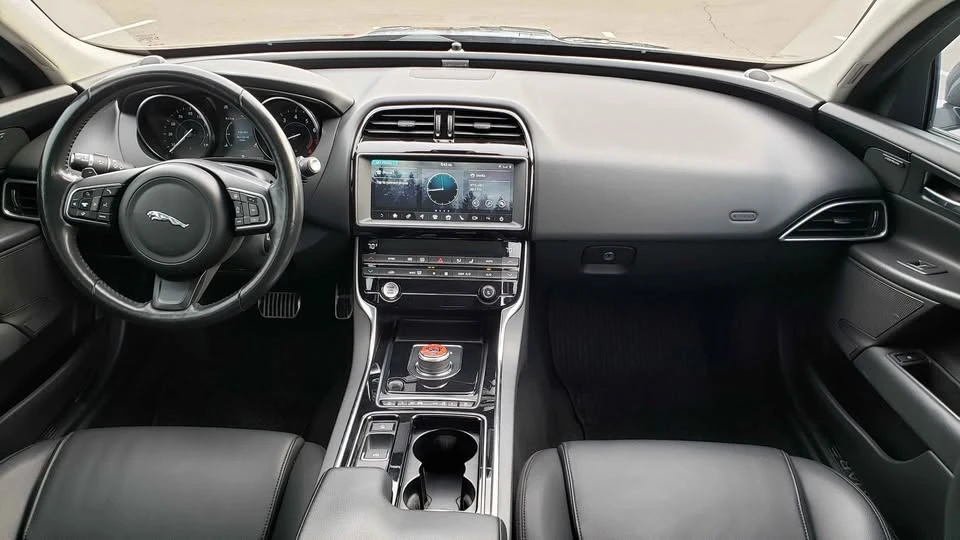 2019 Jaguar XE - Image 11 of 17