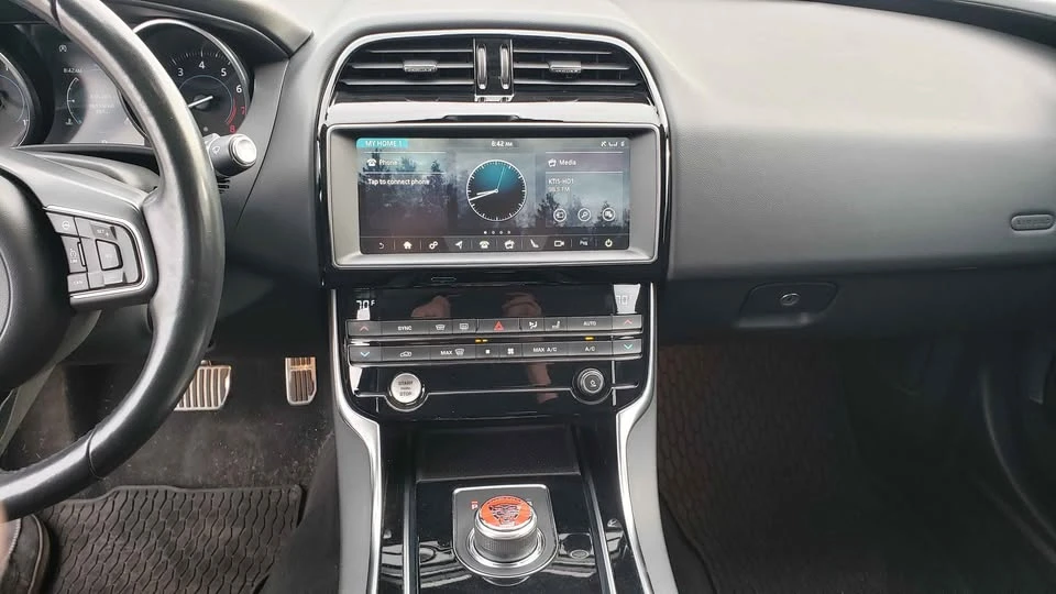 2019 Jaguar XE - Image 10 of 17