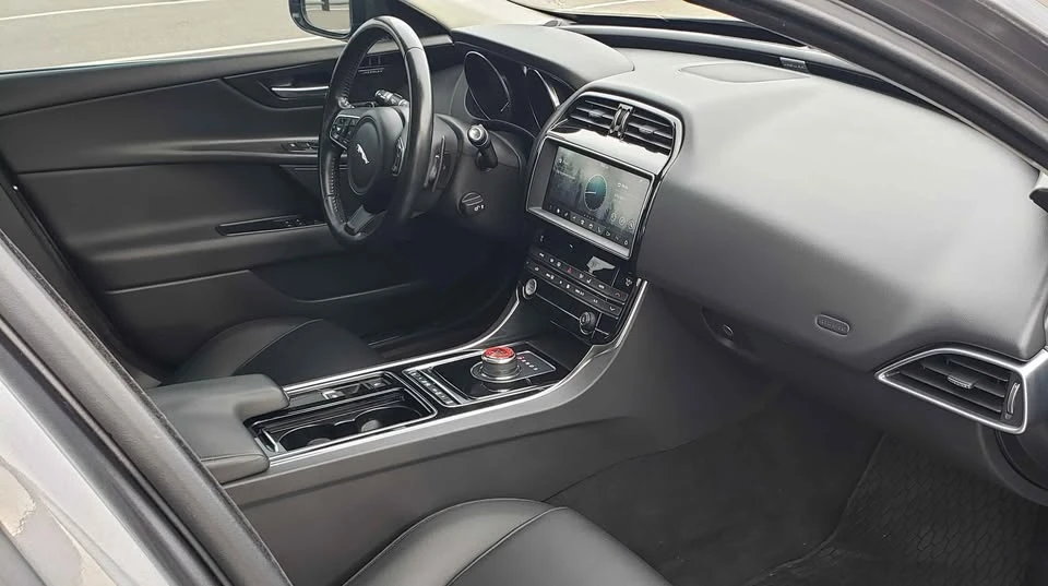 2019 Jaguar XE - Image 16 of 17