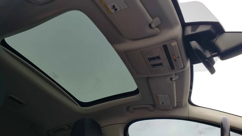 2019 Jaguar XE - Image 17 of 17