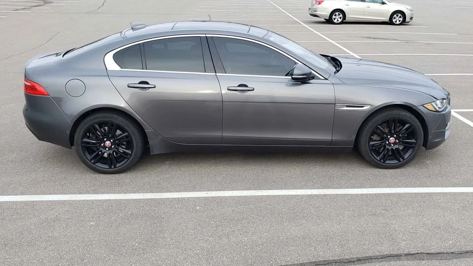 2019 Jaguar XE - Image 4 of 17