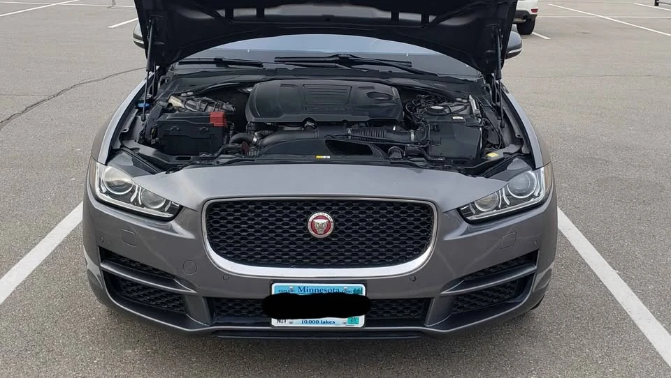 2019 Jaguar XE - Image 7 of 17