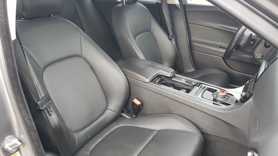 2019 Jaguar XE - Image 15 of 17