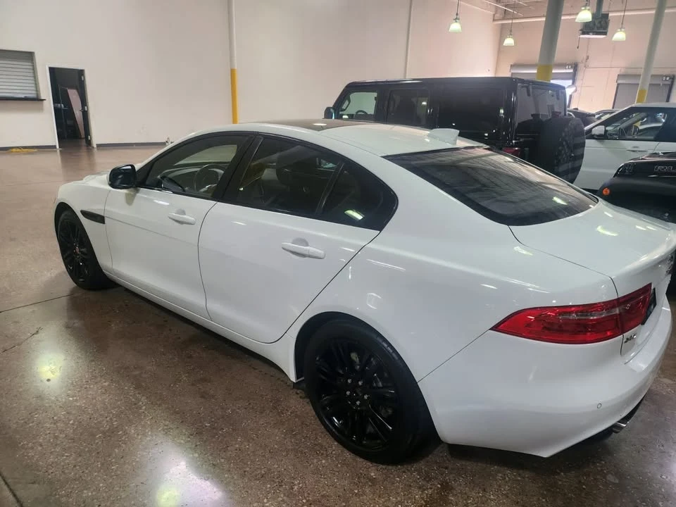 2019 Jaguar XE - Image 4 of 10