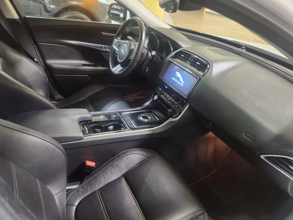 2019 Jaguar XE - Image 9 of 10