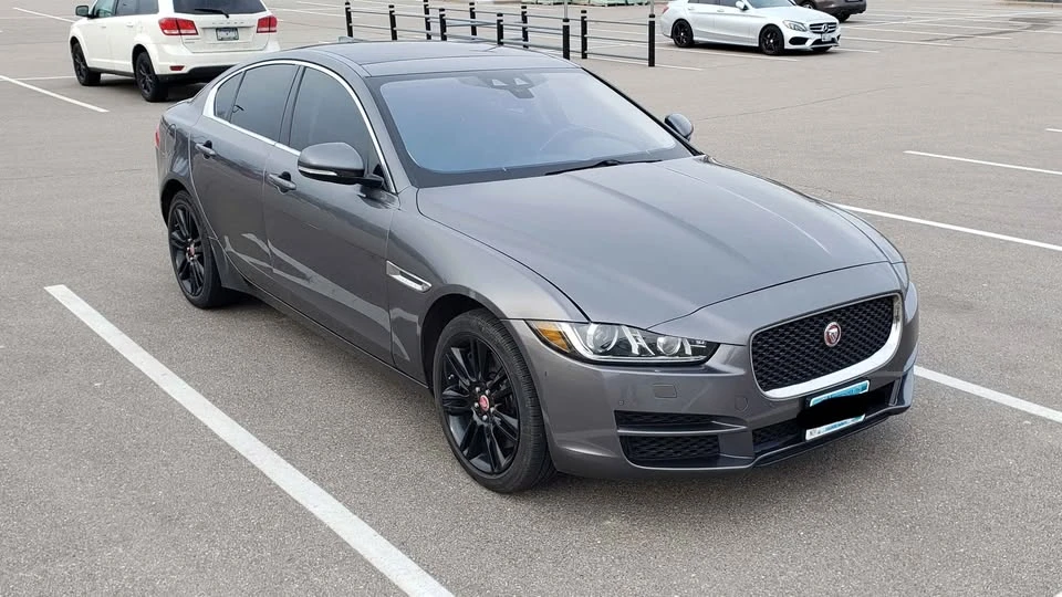2019 Jaguar XE - Image 5 of 17