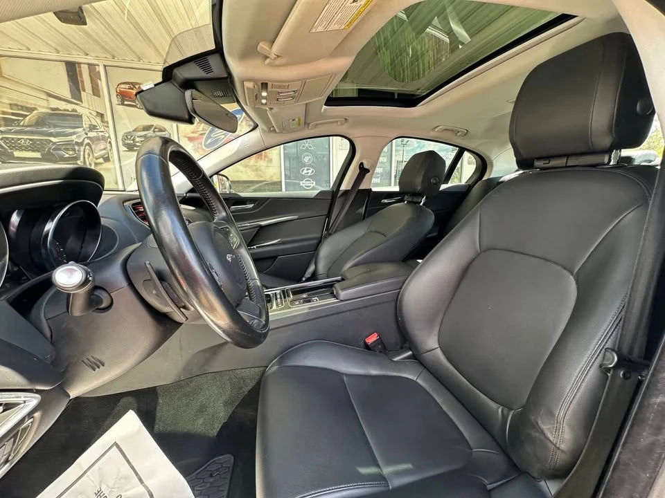 2019 Jaguar XE - Image 10 of 20