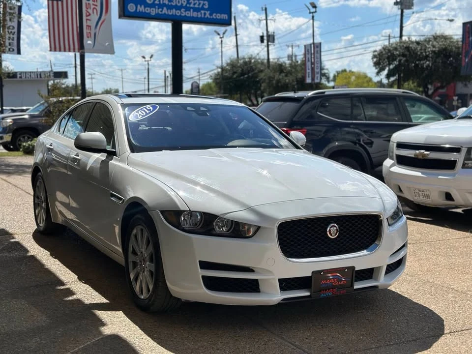 2019 Jaguar XE - Image 3 of 20