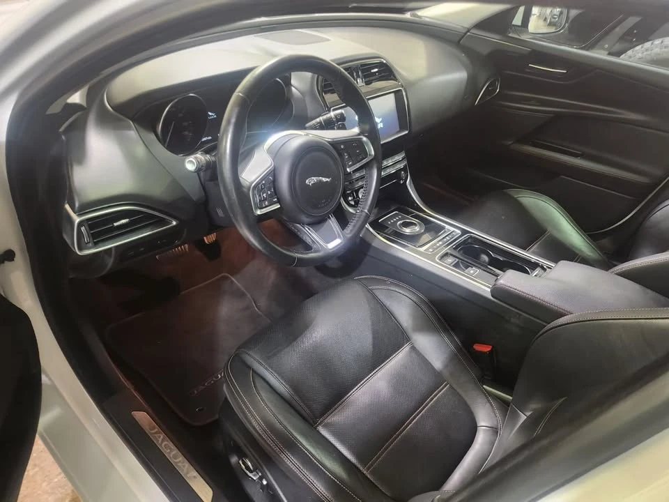 2019 Jaguar XE - Image 7 of 10
