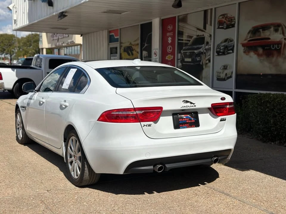 2019 Jaguar XE - Image 7 of 20