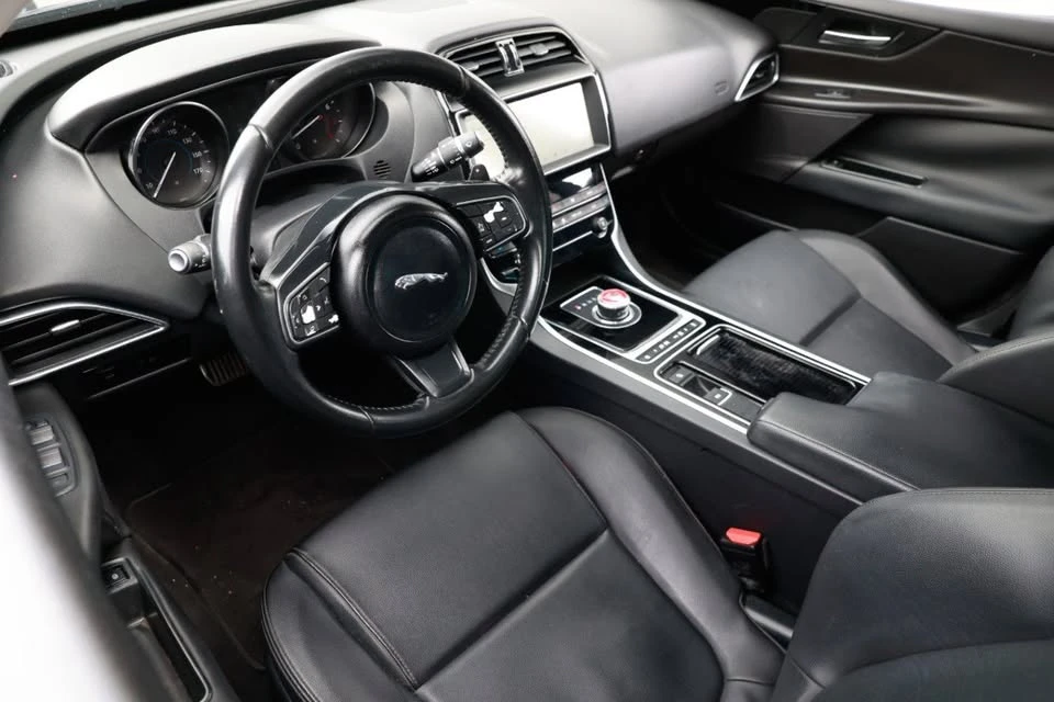 2019 Jaguar XE - Image 4 of 20