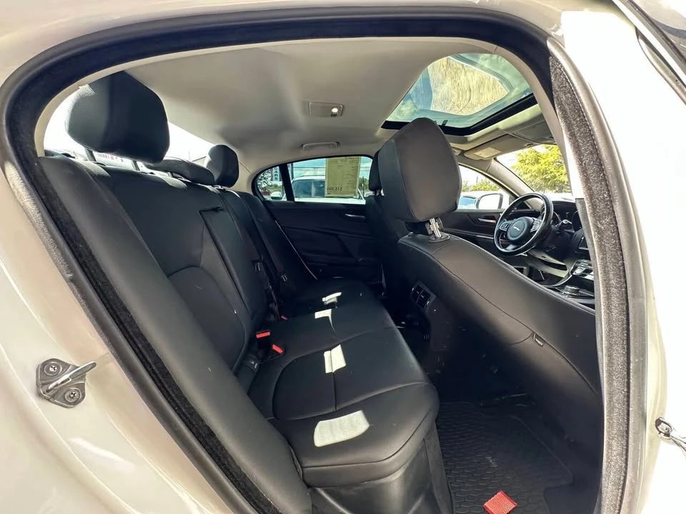 2019 Jaguar XE - Image 14 of 20